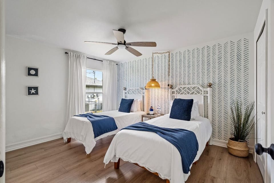 Twins for the friends - plenty of closet space for both