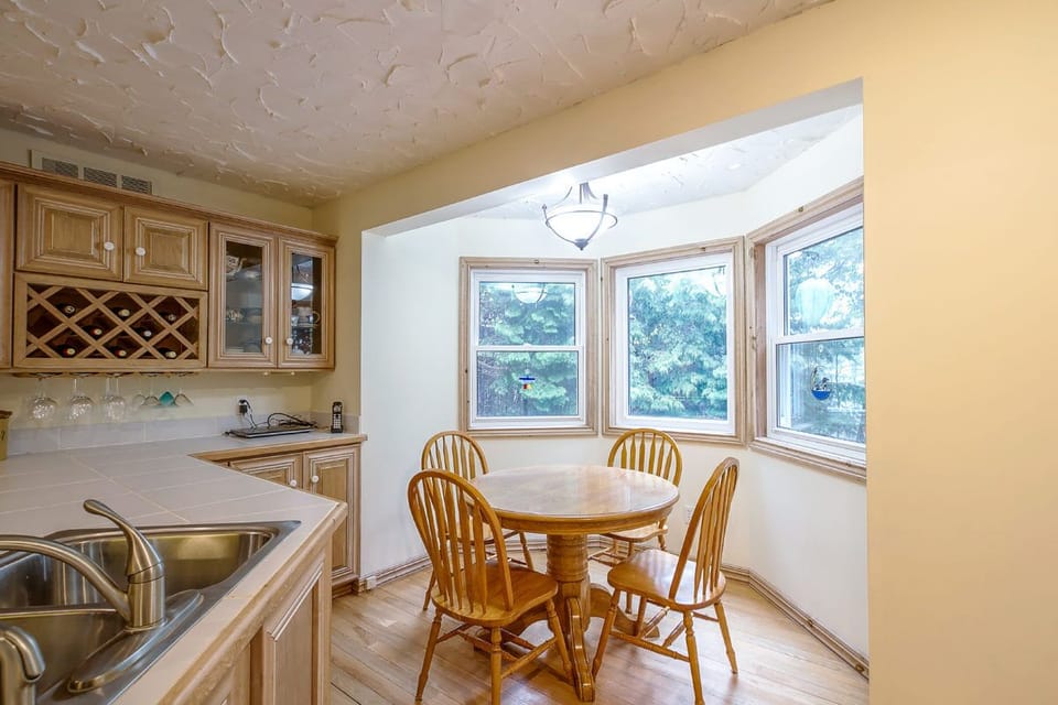Kitchen dinning area. 
