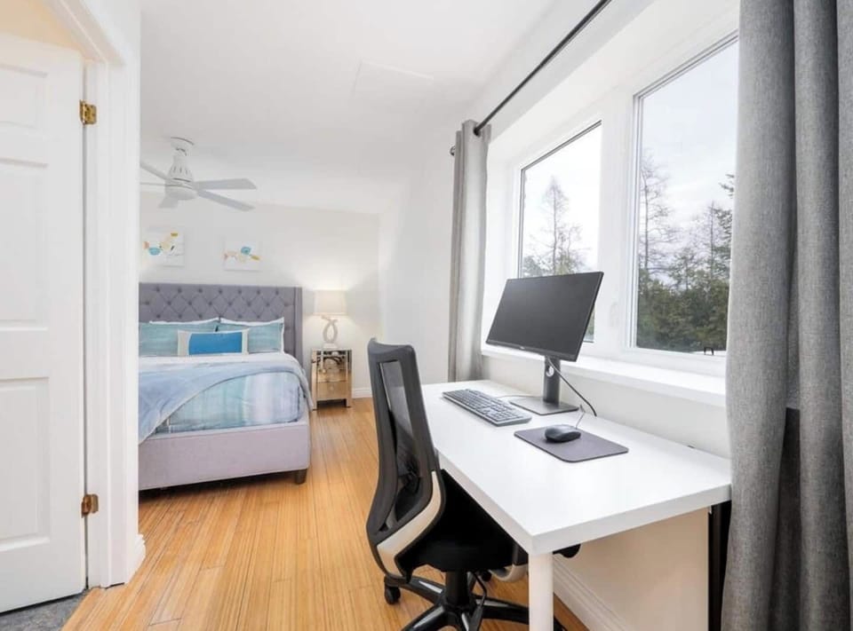 Bedroom 3: The dedicated work area in the third bedroom is perfect for enjoying work in a beautiful surrounding. 