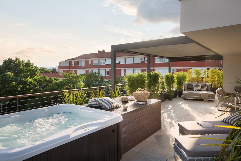 Outdoor spa tub