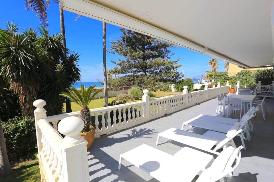 VILLA DEL MAR Beachfront Premium House Rincón de la Victoria Málaga HOMINGBOOK