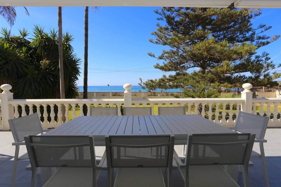 VILLA DEL MAR Beachfront Premium House Rincón de la Victoria Málaga HOMINGBOOK