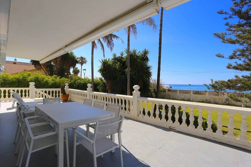 VILLA DEL MAR Beachfront Premium House Rincón de la Victoria Málaga HOMINGBOOK