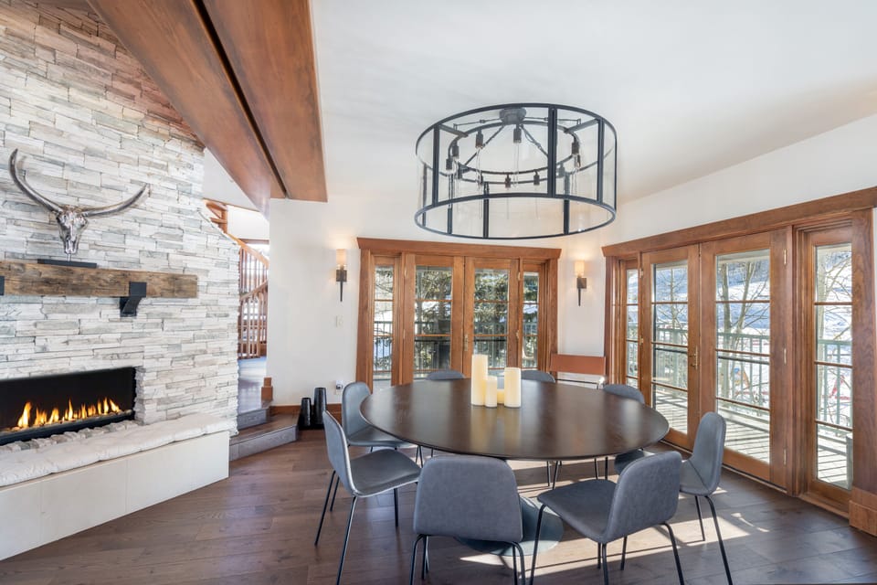 3.0-plaza-tower-mountain-village-dining-area1