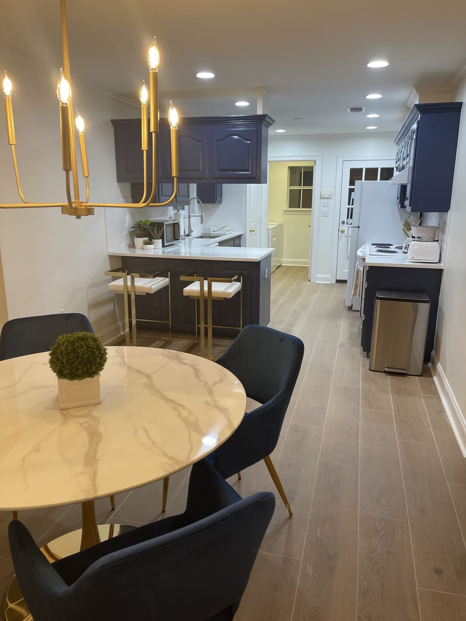 Dining / kitchen area. Seats 4 at table, 2 at counter