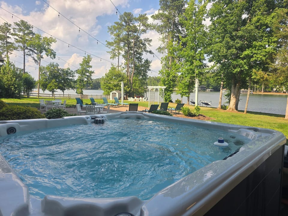 Hot Tub Happiness - 8-Person Hot Tub