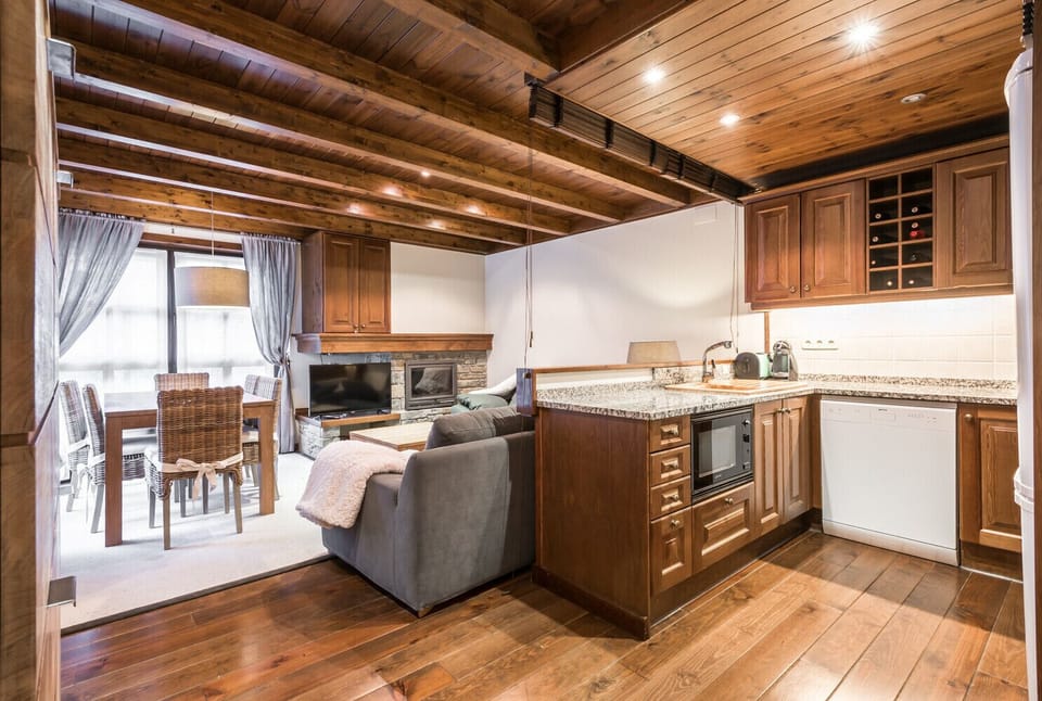 Bonaigua by Totiaran is a beautiful apartment with 2 bedrooms and 2 bathrooms in the Val de Ruda urbanization, Baqueira 1500, at the foot of the slopes.