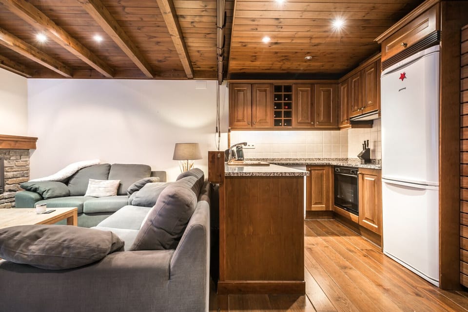 Bonaigua by Totiaran is a beautiful apartment with 2 bedrooms and 2 bathrooms in the Val de Ruda urbanization, Baqueira 1500, at the foot of the slopes.
