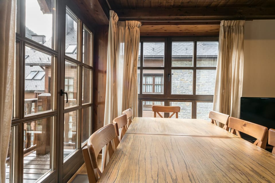 Tulmas by Totiaran is an apartment with 2 bedrooms and 2 bathrooms ideal for 6 people. Located in Val de Ruda at the foot of the slopes.
