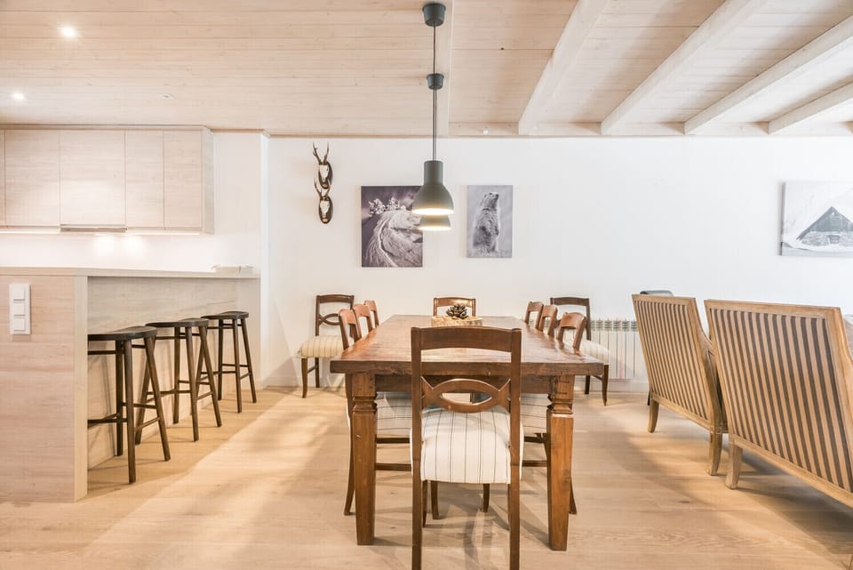Eth Mur de Totiaran is made up of a living room with an American kitchen, 4 bedrooms and 2 bathrooms, in the Val de Ruda urbanization, at the foot of the slopes.
