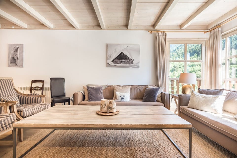 Eth Mur de Totiaran is made up of a living room with an American kitchen, 4 bedrooms and 2 bathrooms, in the Val de Ruda urbanization, at the foot of the slopes.