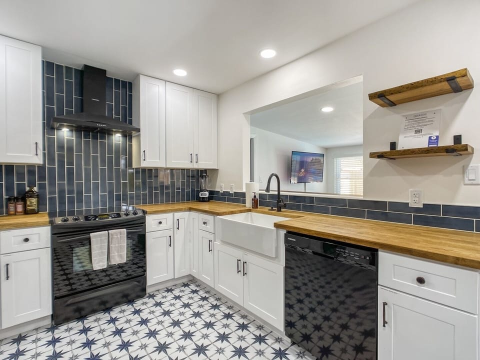 Newly renovated kitchen with everything you could possibly need!