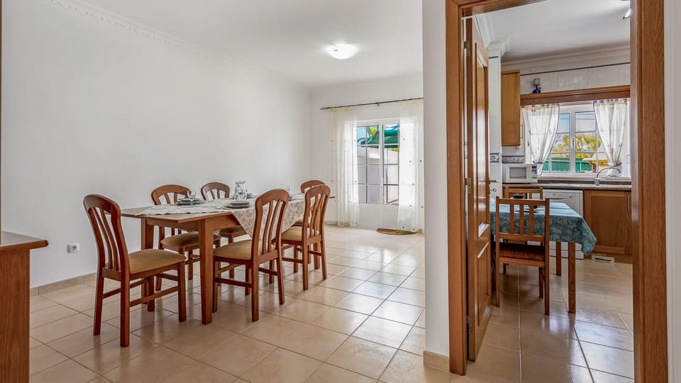 Overview of the dining area, that can sit up to six people at a time, as well as the kitchen, equipped with all the essentials to guarantee you have everything you need during your stay #practical #simple