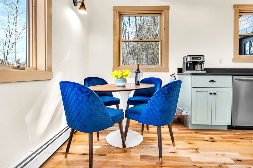 Eat in dining for four additional