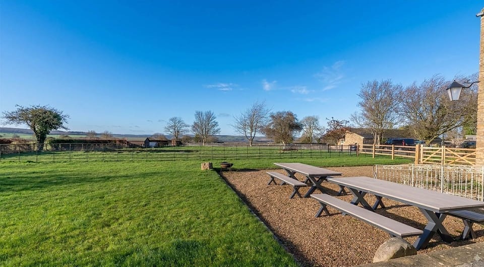 Garden, Banbury Hill Farmhouse, Bolthole Retreats