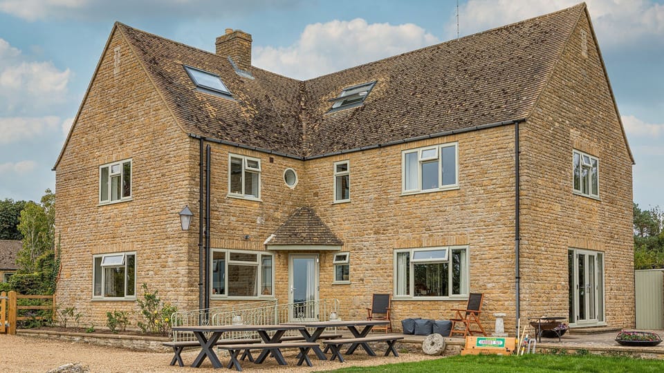 Front View, Banbury Hill Farmhouse, Bolthole Retreats