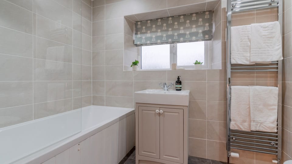 Bathroom, Banbury Hill Farmhouse, Bolthole Retreats