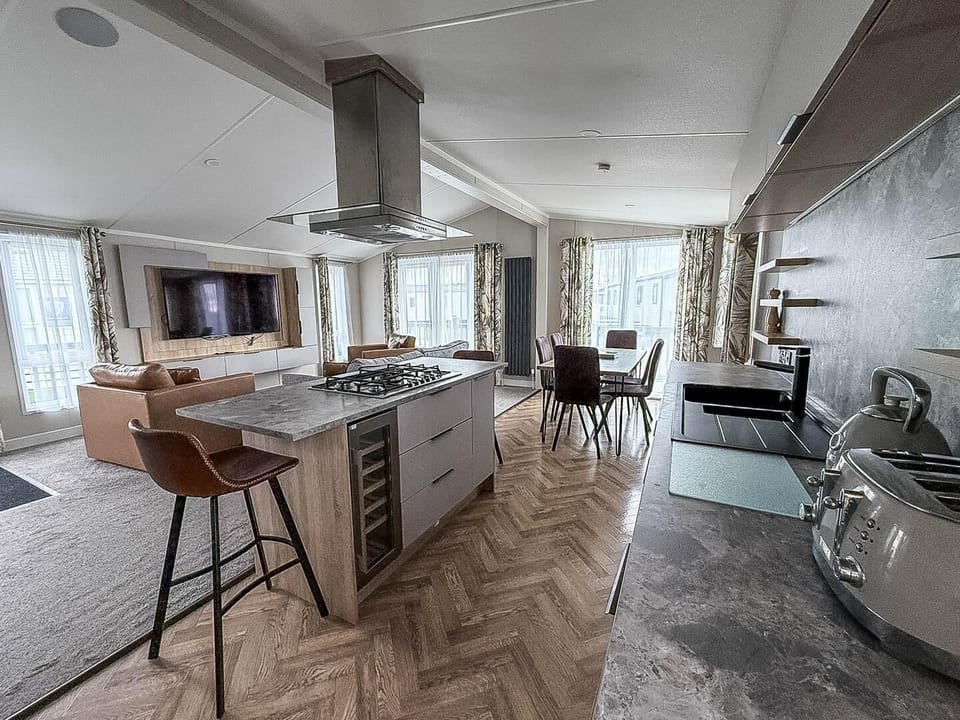 Open layout, equipped lodge kitchen for all of your culinary needs