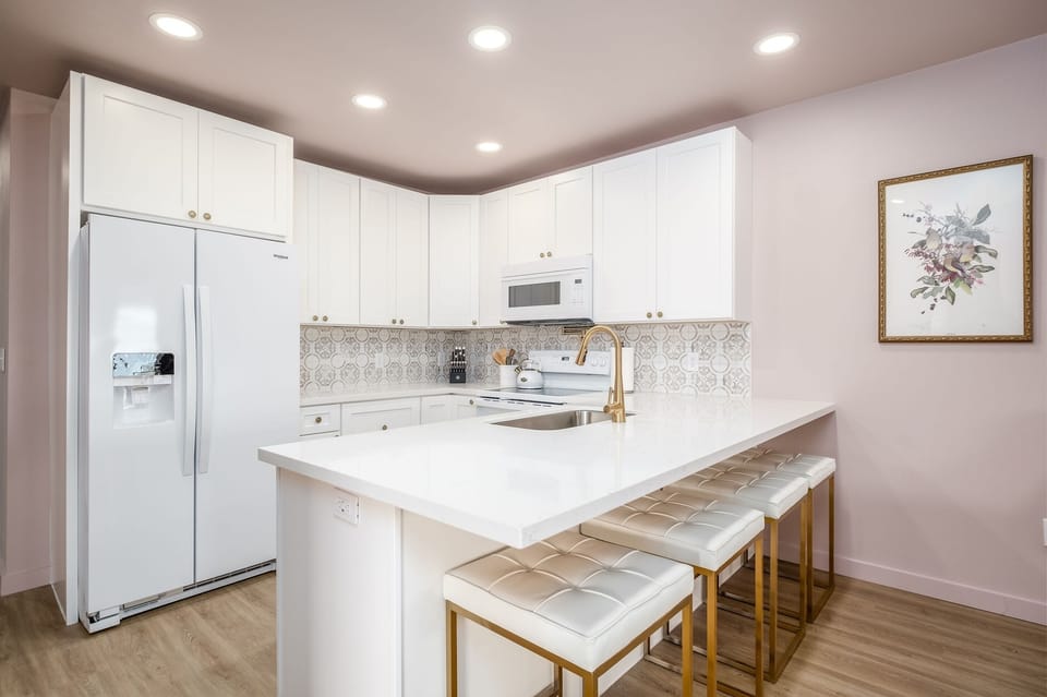 Beautiful fully equipped kitchen with bar seating 
