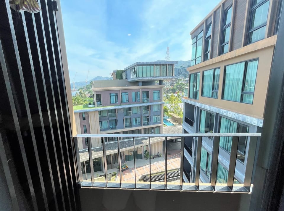 Convenient Surin apartment- rooftop pool & gym 716 (9892)