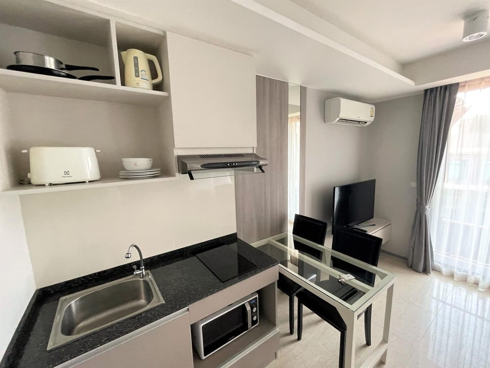Convenient Surin apartment- rooftop pool & gym 716 (9887)