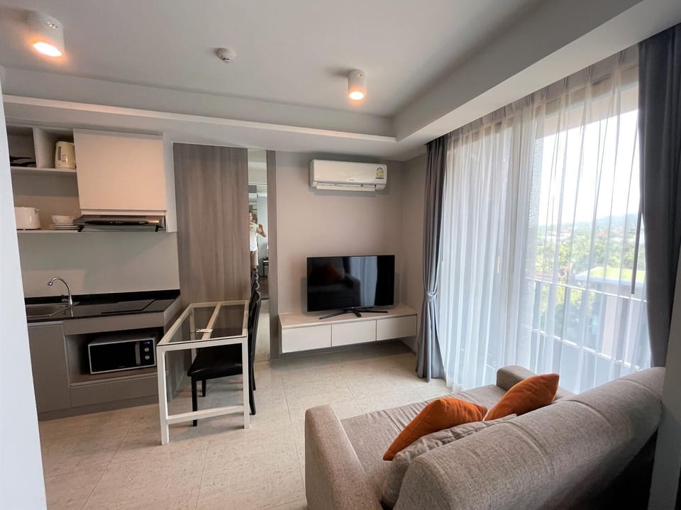 Convenient Surin apartment- rooftop pool & gym 716 (9891)