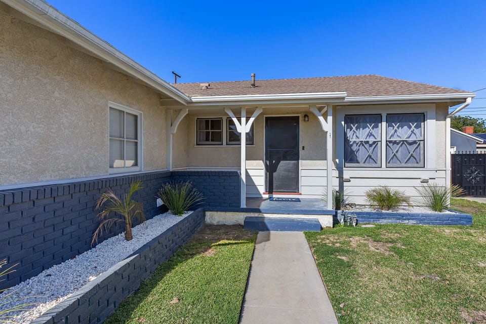 Welcome to the Cozy Long Beach Retreat