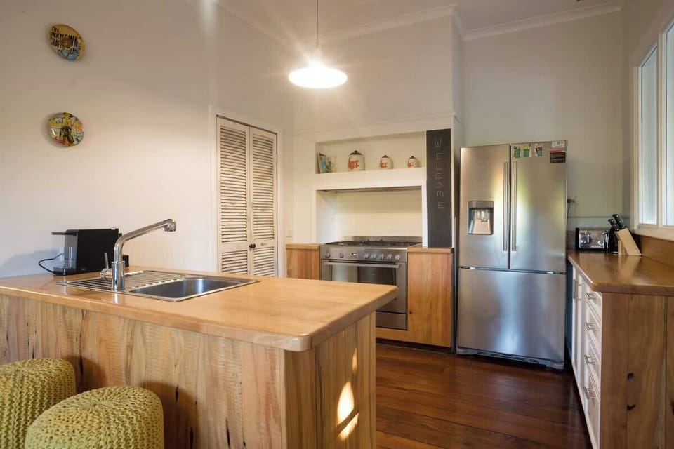 A charming kitchen that is fully equipped and easy to use, with gas hob, dishwasher, and thoughtful touches for home cooking.
