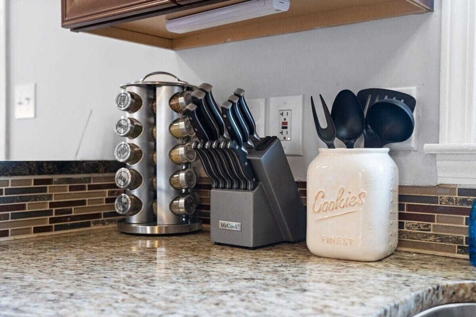 Full Kitchen - Spices / Knife Set / Cooking Utensils