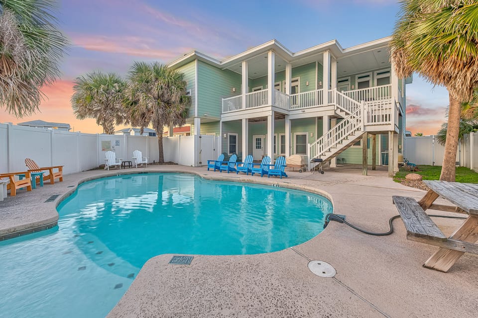 Outdoors - Tipsy Turtle's beautiful private pool