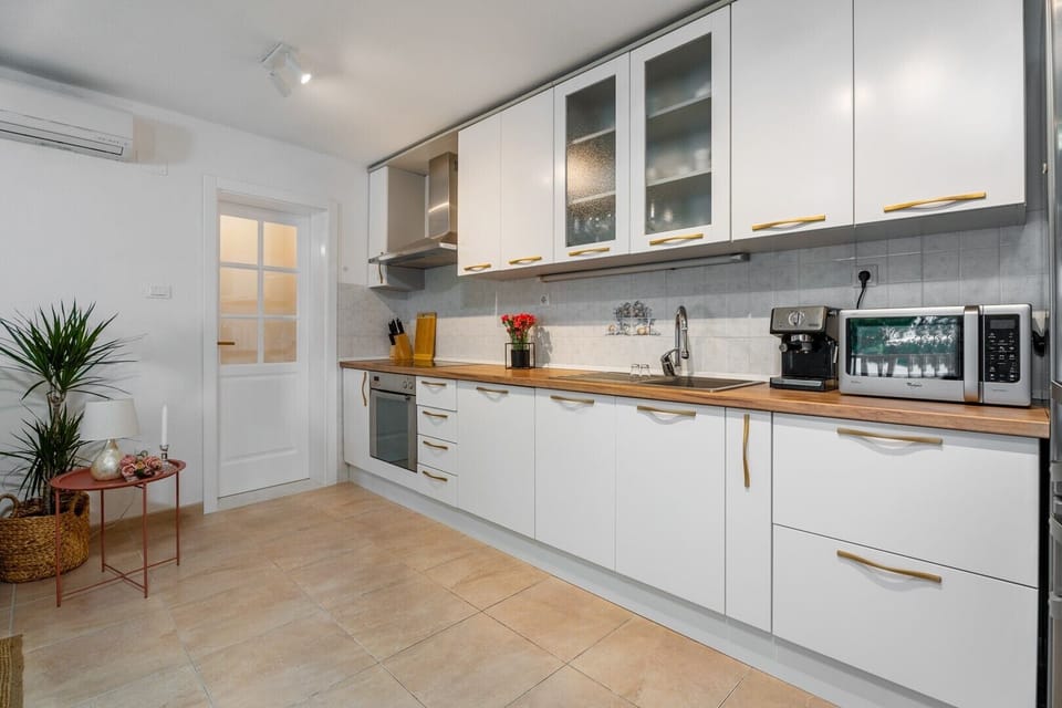 Fully equipped kitchen with all the needed amenities a modern guest needs.
