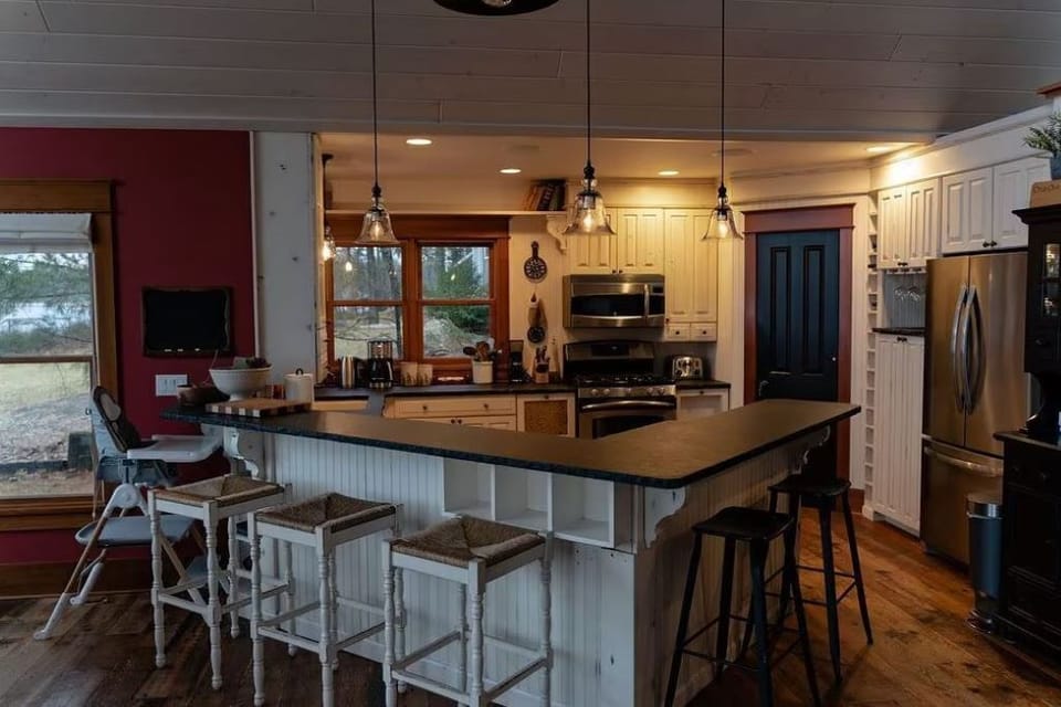 Kitchen seating, bar area