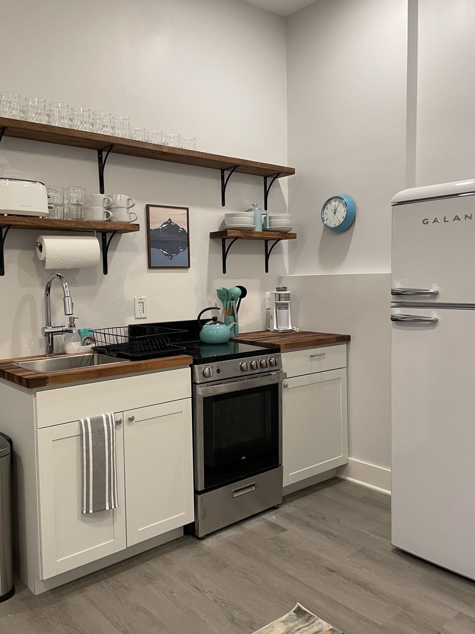 Open kitchen with a vintage vibe.  
(no dishwasher or microwave) 