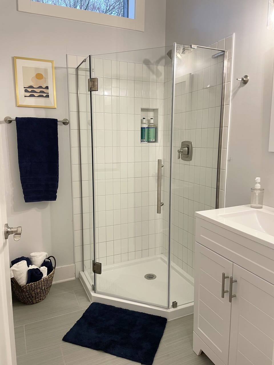 Full bathroom, across the hall from the bedroom.