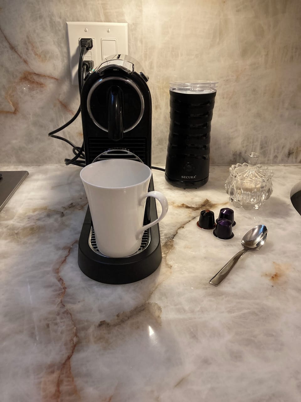 Nespresso coffee/espresso maker, with milk frother (pods, milk, tea, supplied!)