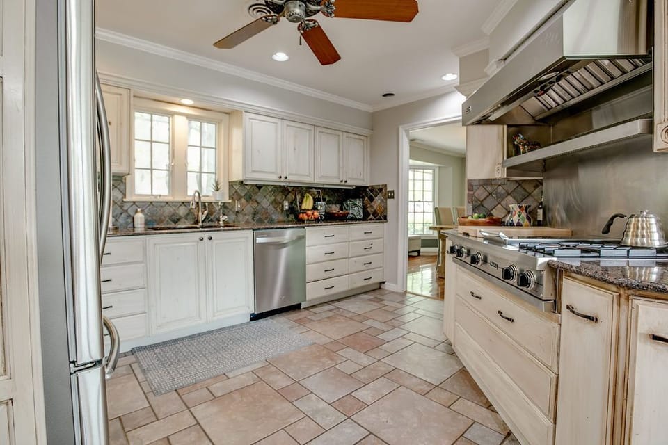 Kitchen/ Viking Range 