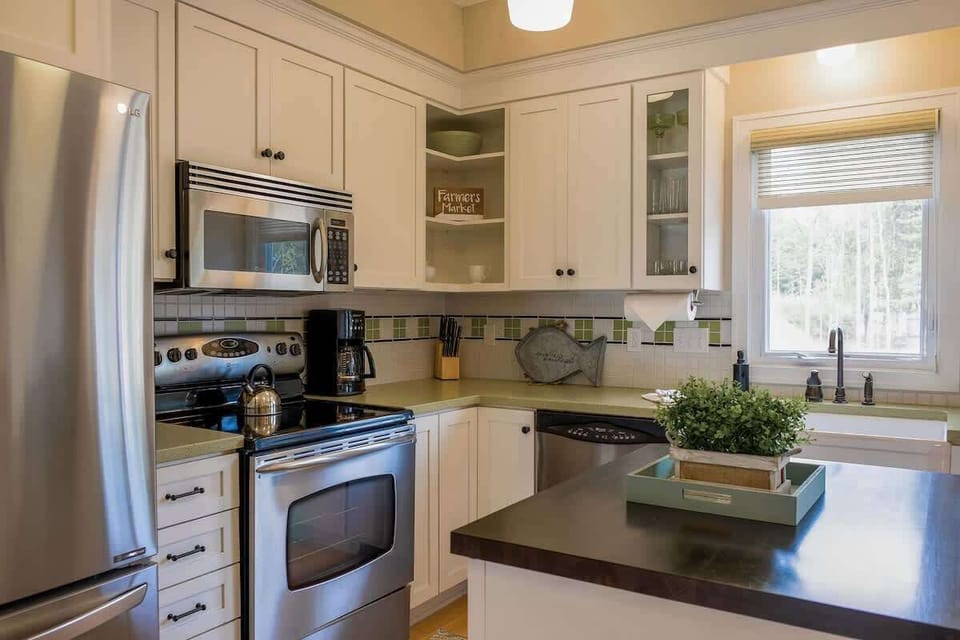 Fully equipped kitchen with dinning table 