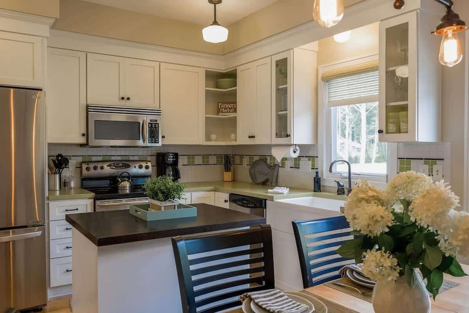 Fully equipped kitchen with dinning table 