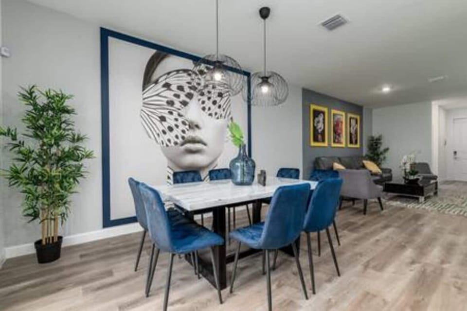 8 GUESTS DINING PLUS A BAR AREA 