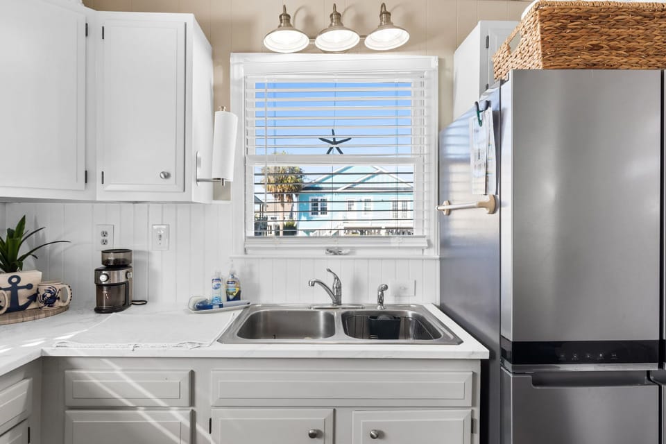 Quaint coastal kitchen- lots of natural light!
