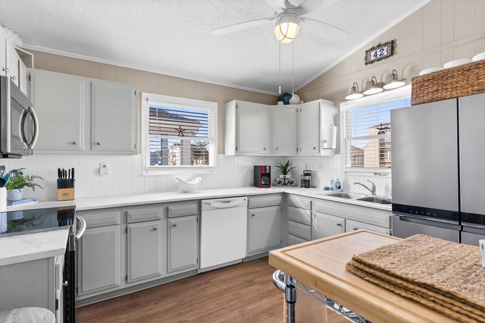 Quaint coastal kitchen, fully stocked and ample countertop space