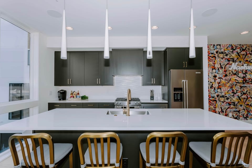 Spacious eat-in island with room for seating and standing. Ideal for friends and family alike!