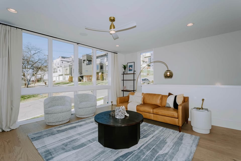 Dazzling living room space and private workspace