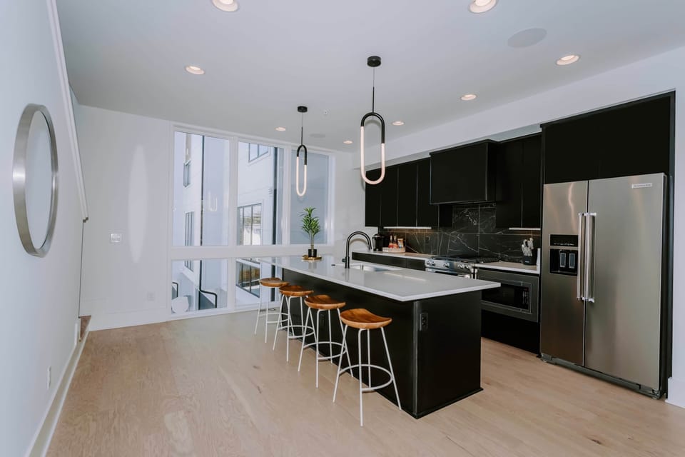 Spacious and open eat-in kitchen space ideal for hosting large groups