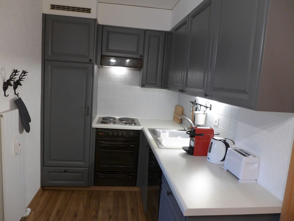 Cabinetry, Kitchen Sink, Property, Sink, Countertop, Tap, Kitchen Stove, Building, Wood, Interior Design