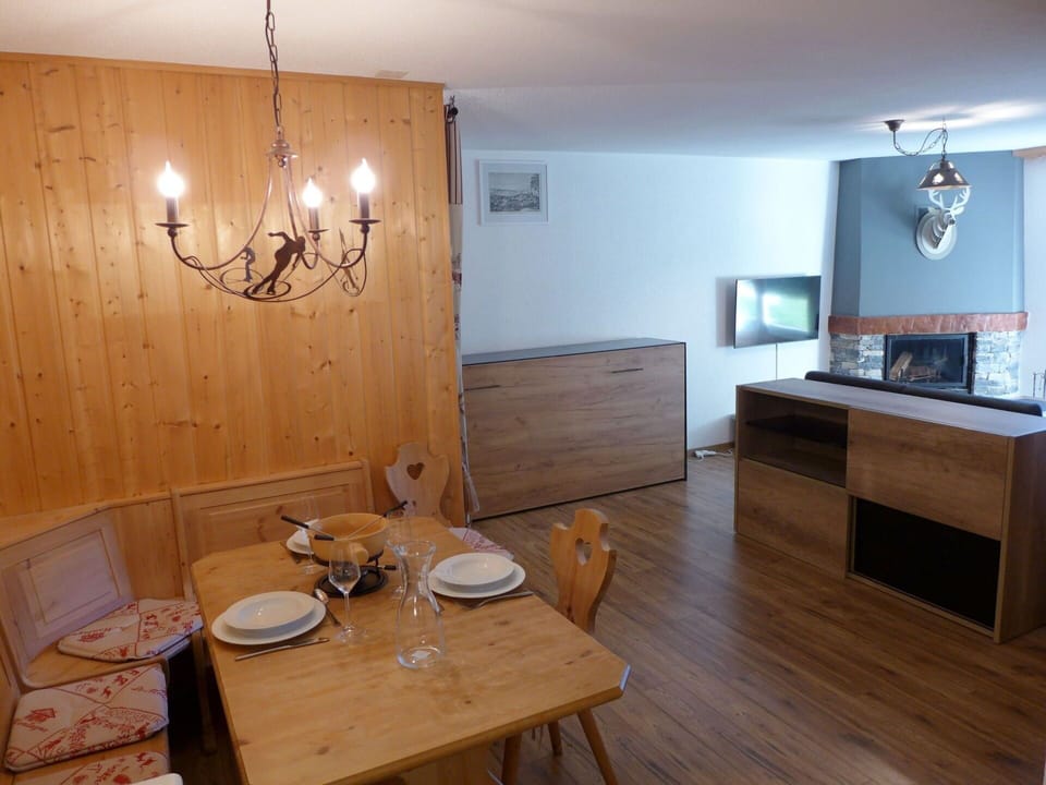 Table, Property, Furniture, Wood, Tableware, Lighting, Interior Design, Cabinetry, Wood Stain, House
