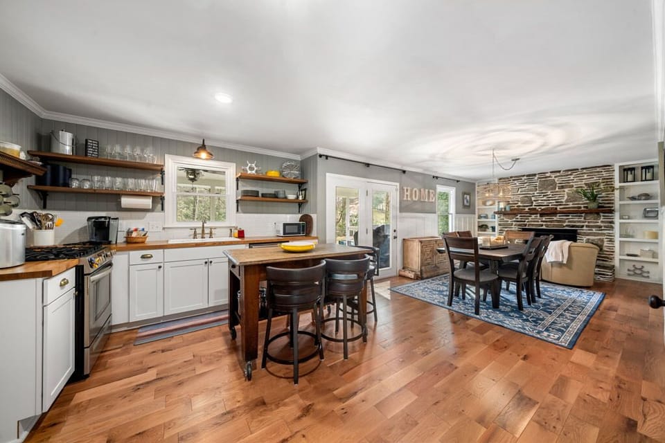 Cozy Eat in Kitchen w/ Hearth Room