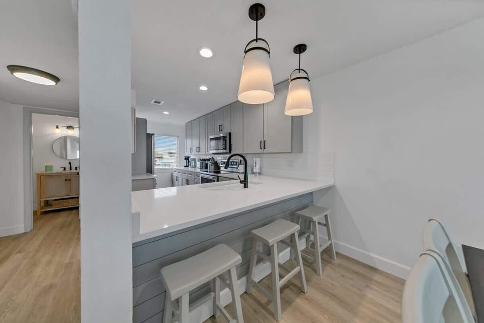 Breakfast Bar With Seating for 3