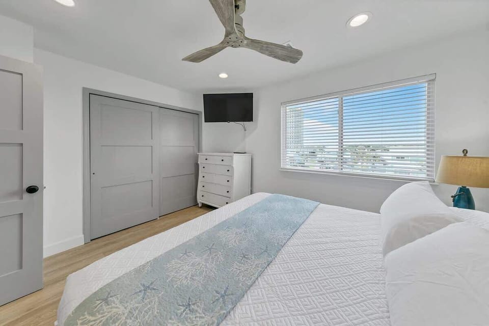 3rd Floor Beach View King Suite with Private Bathroom