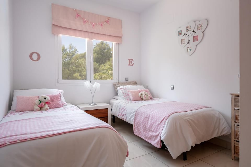 Bedroom with two single beds
